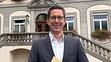 Denis Schimak vor dem Rathaus Wehr. Auch die Grünen unterstützen jetzt seine Kandidatur als Bürgermeister.
