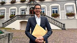 Seine Großmutter Maria Albietz war 1959 erste Frau im Wehrer Gemeinderat. Am 26. September 2025 hat Denis Schimak seine Bewerbung für ...