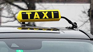 (Archivbild) Ein Großraumtaxi fährt durch die Max-Stromeyer-Straße im Februar 2024.