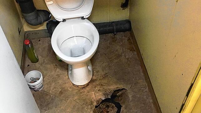 Der morsche Boden habe nachgegeben, als einer der Erntehelfer auf die Toilette gehen wollte, so stellt es die Katholische ...