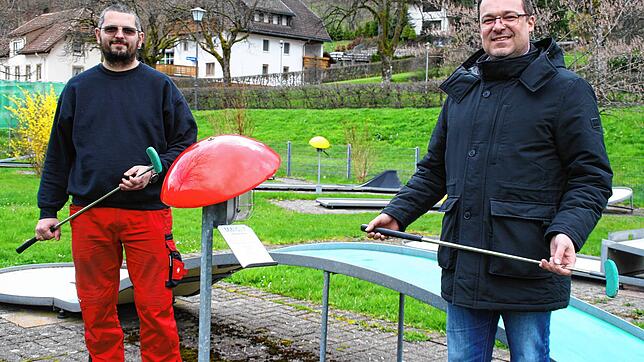 Bürgermeister Marcel Schneider (rechts im Bild) freut sich zusammen mit Tobias Dabrowicz auf den Start in die neue Saison.
