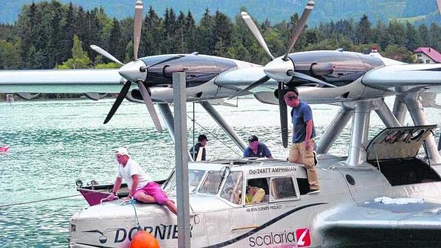 Die Do 24ATT nach der Bruchlandung am Wolfgangsee in Österreich. Die Elektronik des historischen Flugzeuges wurde durch das Wasser so ...