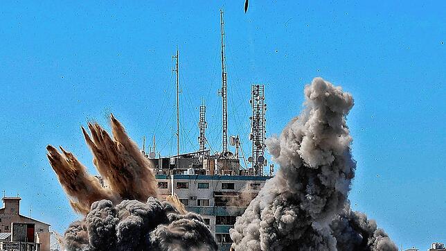 Der Jala Tower umgeben vom Rauch des Bombeneinschlags von Seiten Iseaels im Gaza-Konflikt am 15. Mai 2021.