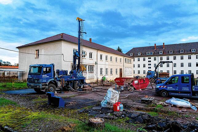 Noch laufen die Geothermie-Bohrungen auf dem ehemaligen Exerzierplatz. Später entsteht dort eine große Grünfläche. Während das linke ...