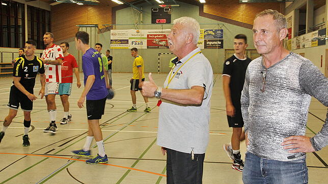 Harald Schütz (rechts) schaut Erich Merk beim Training der ersten Mannschaft der Abteilung Handball im TV Ehingen über die Schulter: ...