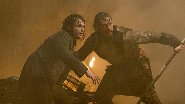 Daniel Radcliffe (l) als Igor und James McAvoy als Victor von Frankenstein in einer Szene aus dem Film «Victor Frankenstein - Genie und ...