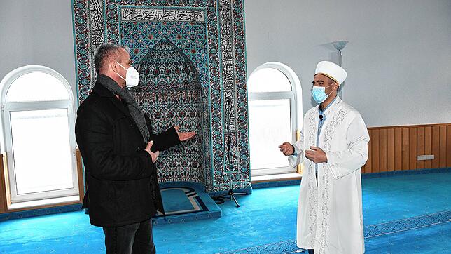 Ohne Maske geht nichts: Fikret Kanik (links), Vorsitzender der Muslim-Gemeinde Singen, und Imam Selami Celik im Gespräch im Gebetsraum ...