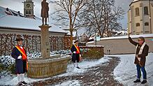 Einweihung bei klirrender Kälte: Seit dem Morgen des Schmotzigen Dunschdig steht die Schwertletänzer-Bronzefigur auf dem Olberbrunnen. ...