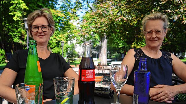 Erfrischung im Schatten bei hohen Temperaturen: Die Urlauberinnen Hester Niemantsverdriet (links) und Hanna Jansen im Schlosspark-Café ...