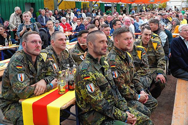 Soldaten aus Donaueschingen bei der Mittelstandskundgebung im Tengener Festzelt. Am Schätzele-Markt haben sie der Bevölkerung gezeigt, ...