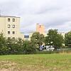 Hier vor dem Dittishauser Appartementgebäude, in der Nähe des Glascontainers, sollen die neuen Wohnmobilstellplätze entstehen. Bild: ...