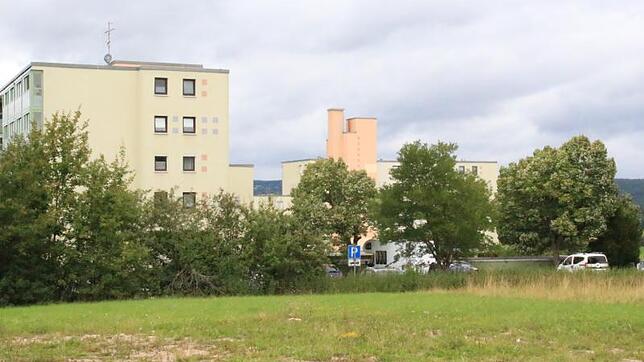 Hier vor dem Dittishauser Appartementgebäude, in der Nähe des Glascontainers, sollen die neuen Wohnmobilstellplätze entstehen. Bild: ...