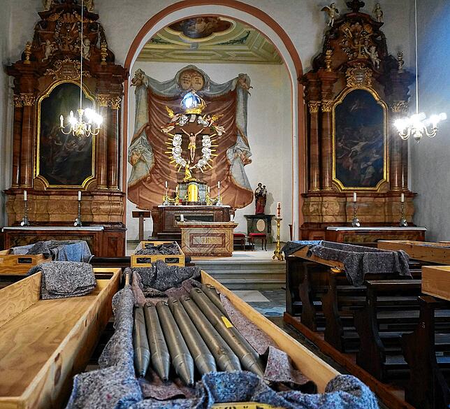 In großen Holzkästen gehen die abgebauten Orgelpfeifen auf die Reise in die Werkstatt des Orgelbauers Jens Steinhoff in Schwörstadt.