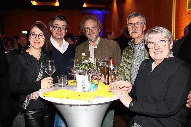 Der Schwarzwaldverein Waldshut-Tiengen an einem Tisch: Kassierin Eva Kaiser, Fachwart Alexander Büche, Vorsitzender Rainer Feudel sowie ...