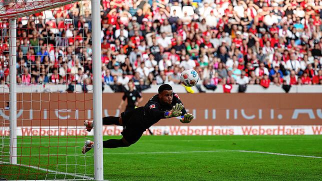 Freiburgs Torwart Noah Atubolu wehrt einen Freistoss ab.