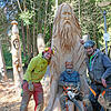 Das Trio aus dem Zauberwald mit Gandalf & Co.: Der Holzbildhauer und Kettensägenprofi Ricardo Villacis (Mitte) aus Weitnau im Allgäu ...