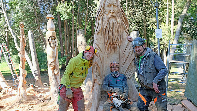 Das Trio aus dem Zauberwald mit Gandalf & Co.: Der Holzbildhauer und Kettensägenprofi Ricardo Villacis (Mitte) aus Weitnau im Allgäu ...