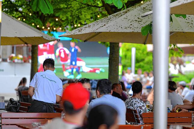 Public Viewing unter Coronabedingungen: Bei den aktuellen Maßnahmen muss man genau hinsehen. Es ist etwas lockerer bestuhlt und die ...