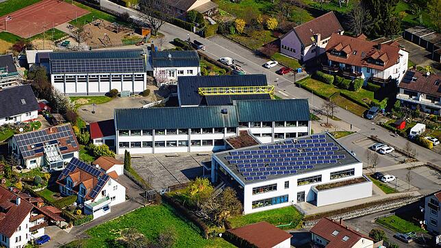 Die Schulwiese mit Spielfeldern (links oben) kam neu als Standort-Idee für den Kindergarten-Neubau auf und stieß auf Kritik. Die ...