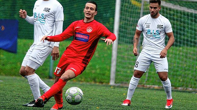 FC Furtwangens ehemaliger Jugendspieler Loris Castelli (Mitte) kehrt vom FC Bad Dürrheim wieder zu den Bregtälern zurück. Bild: direvi