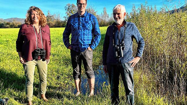 Besichtigung und Planungsgespräch barfuß in der Feuchtwiese im Großen Ried bei Espasingen (von links): Hanns Werner vom Nabu, Sabrina ...