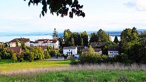 Der Landschaftspark St. Leonhard mit Blick auf den Bodensee: Über dieses Gebiet und ein hier geplantes Wohngebäude debattiert Überlingen.