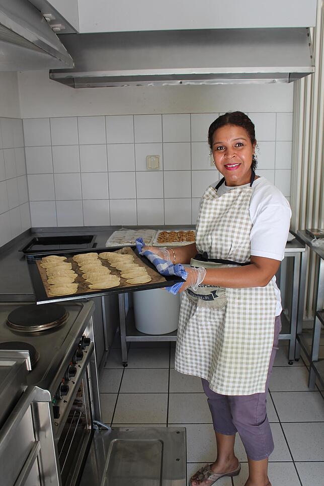 Laila Pink beim Backen in der Küche des Hubertshofener Bürgerhauses. Bild: Lutz Rademacher