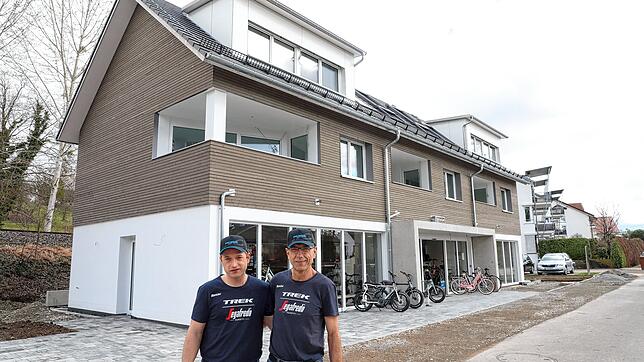 Joachim Wehrle (rechts) ist froh, dass er mit seinem Sohn Christoph sein Geschäft „2-Rad Sport Wehrle „ im Zum Hecht 11 in ...