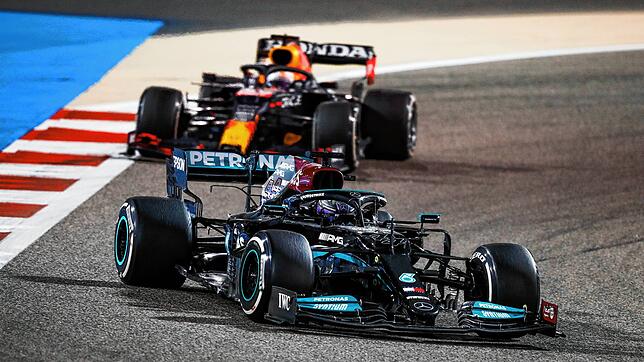 Beim Auftaktrennen der Formel 1 in Bahrain besiegte Weltmeister Lewis Hamilton (vorne) dank seines fahrerischen Könnens den Kontrahenten ...