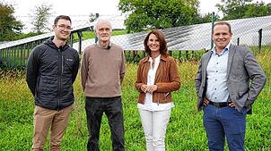 Joachim Sutter, Franz Sutter, die Bundestagsabgeordnete Rita Schwarzelühr-Sutter und Bürgermeister Jürgen Wiener vor der PV-Anlage.