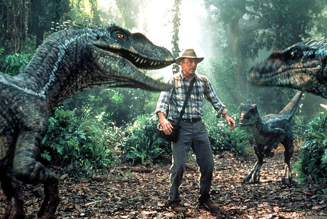 Der Paläontologe Alan Grant (Sam Neill) findet sich in einer Filmszene von "Jurassic Park III" plötzlich von einer Gruppe Dinosaurier ...