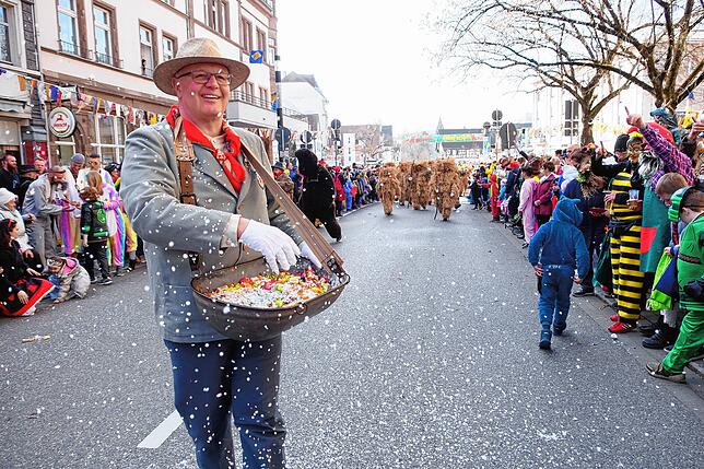 Bei wunderschönem Wetter zogen aller Singener Zünfte mit Ihren Narrenbäumen durch die Singener Innenstadt . Die Straßen waren dicht ...