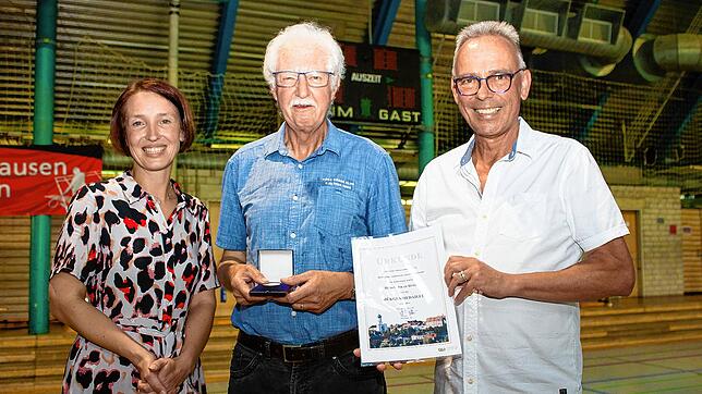 Bürgermeisterin Susen Katter (links) überreicht Oskar Bühler (Mitte) die Bürgermedaille der Stadt Stockach. Rechts steht Stefan Tresp, ...