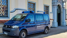 Ein Fahrzeug der Justizvollzugsbehörde steht vor dem Amtsgericht Tettnang.