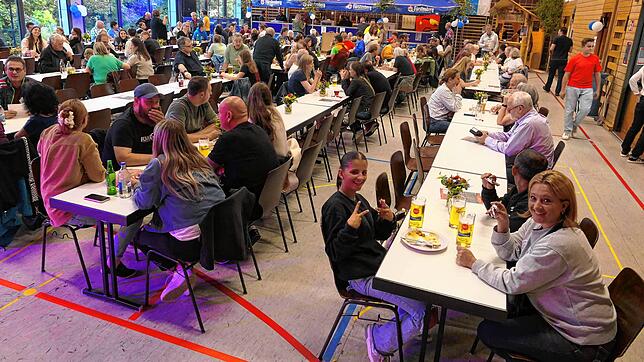 Gute Laune beim Feuerwehrfest in der Mehrzweckhalle: Bei leckerem Essen unterhalten sich die Besucher bestens. Fotos: Hübner