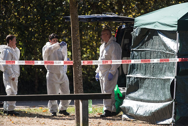 Oktober 2016: Beamte der Spurensicherung am Tatort der ermordeten Studentin an der Dreisam.