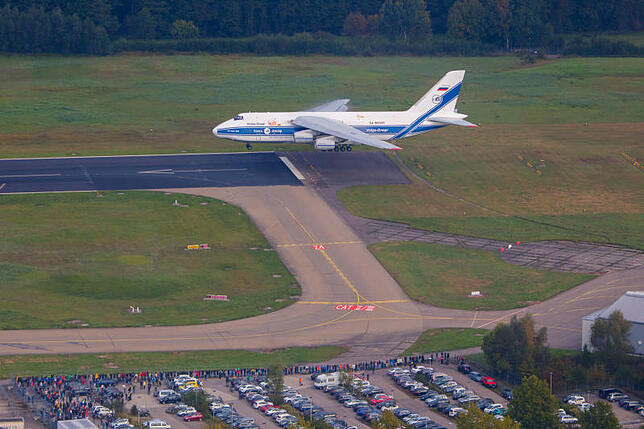 Die Ankunft des russischen Frachtriesen Antonow An-124 in Friedrichshafen. In ihrem Bauch ruhen Rumpf und Tragflächen der "Landshut".