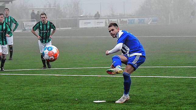 „Ich hatte ein gutes Gefühl“ - Julian Bächle von der SG Mettingen/Krenkingen traf mit diesem Strafstoß beim 3:2-Sieg gegen ...