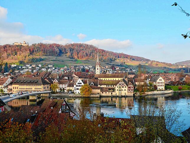 Ein Ausblick vom Römerkastell aus auf die bunte Altstadt von Stein am Rhein mit Burg Hohenklingen.