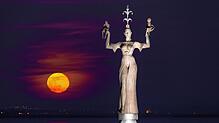 (Archivbild) Die Imperia wacht über das nächtliche Konstanz: Diese beeindruckende Aufnahme mit Vollmond im Hintergrund entstand im März ...