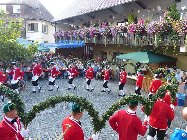 Nur alle sieben Jahre führt eine Untergruppe des Narrenvereins Nonnenhorn den Schäfflertanz auf, dessen Ursprung auf die Fassbauer, auch ...