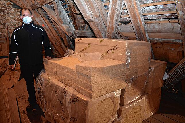 Zimmermeister Thomas Herrmann zeigt das neue, natürliche Dämmmaterial aus Holzfasern.