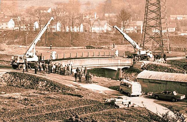 1974 wurde parallel zur Schlüchtbrücke eine Holzbrücke für Fußgänger angelegt, die am 4. April 2008 aufgrund ihrer Baufälligkeit wieder ...