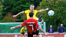 Nicht nur diesen Zweikampf gewann der SV Denkingen (Steffen Allgaier, hinten). Die Gäste gewannen auch das Duell beim FC Überlingen mit 2:0.