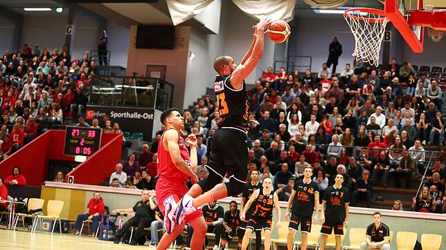 Rasheed Lee Moore (Schwenningen) zieht zum Korb und am Ende stand beim Spiel gegen die Depant GIESSEN 46ers Rackelos ein Sieg für die ...