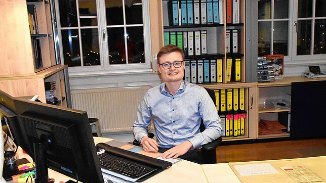 Daniel Schweizer ist der neue Hauptamtsleiter in Eigeltingen. Mit den anderen Mitarbeitern auf dem Rathaus hat er nicht nur wegen Corona ...
