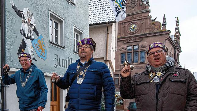 Der Machtanspruch der Narren wurde unüberhörbar durch (von links) Katzenrat Kurt Martin, Zunftmeister Holger Schank sowie ...