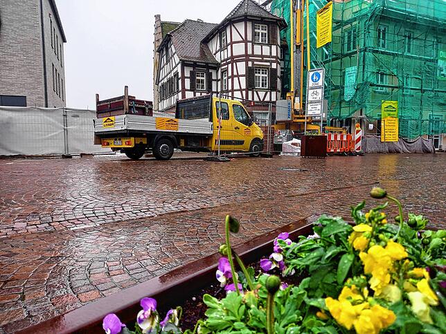 Auf dieser Fläche zwischen dem Rathaus und der Nikolaus-Kirche wird die neue rund 14 Meter lange Brunnenanlage gebaut werden.