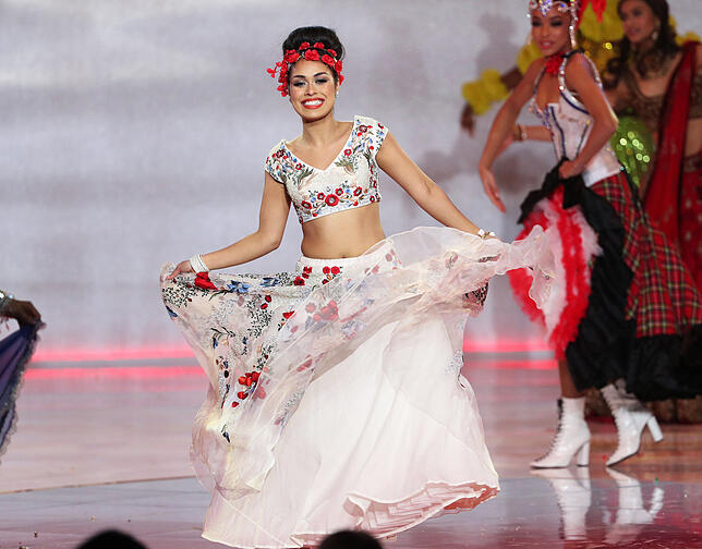Bhasha Mukherjee, Miss England 2019, schwingt beim 69. Miss World Jahresfinale im ExCel London ihren Rock.