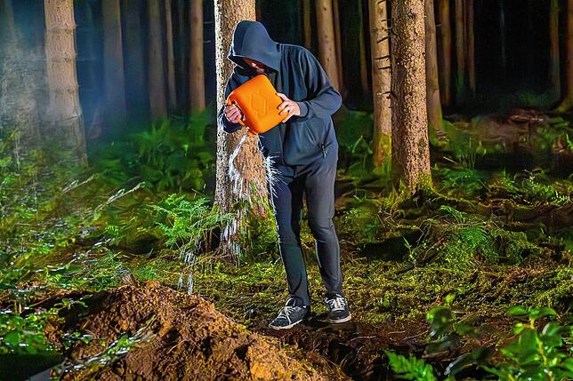 Szene aus &bdquo;Aktenzeichen XY... ungelöst&ldquo; vom 11. Oktober 2023: Ein Mörder versucht, die Leiche einer Frau im Wald zu ...